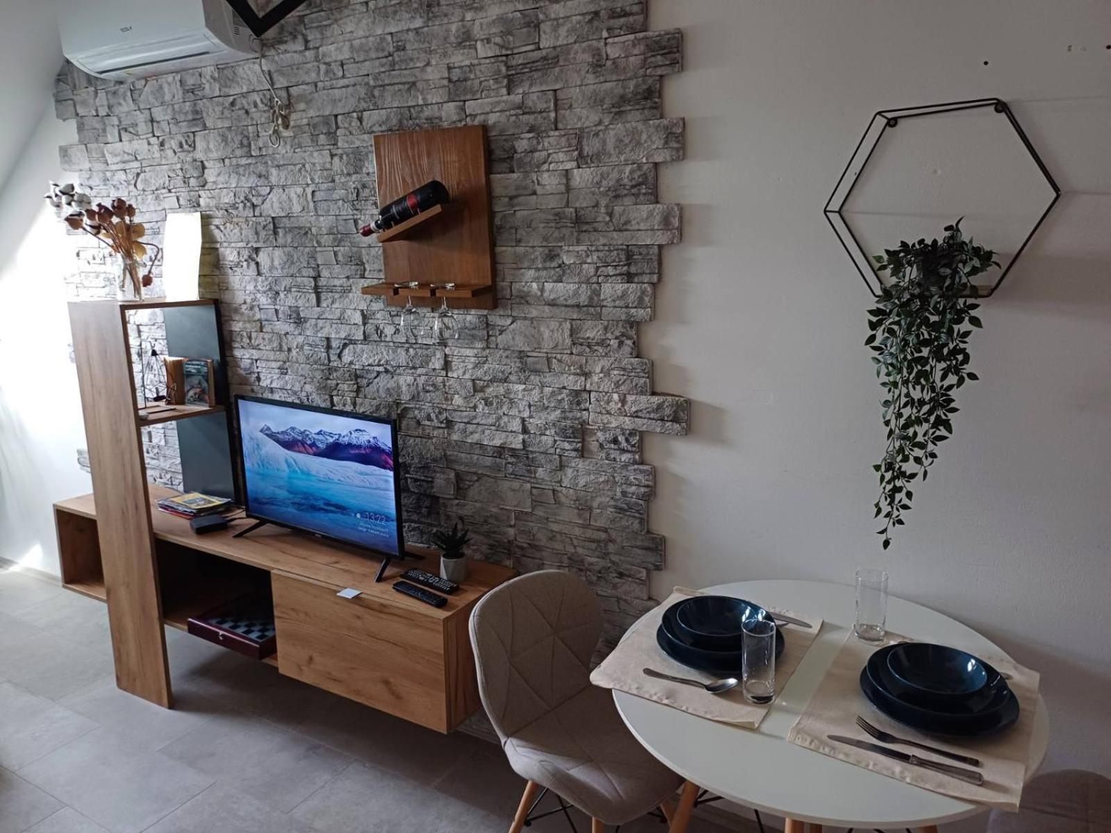 Apartment Centrum - Free Private Parking Novi Sad Bagian luar foto